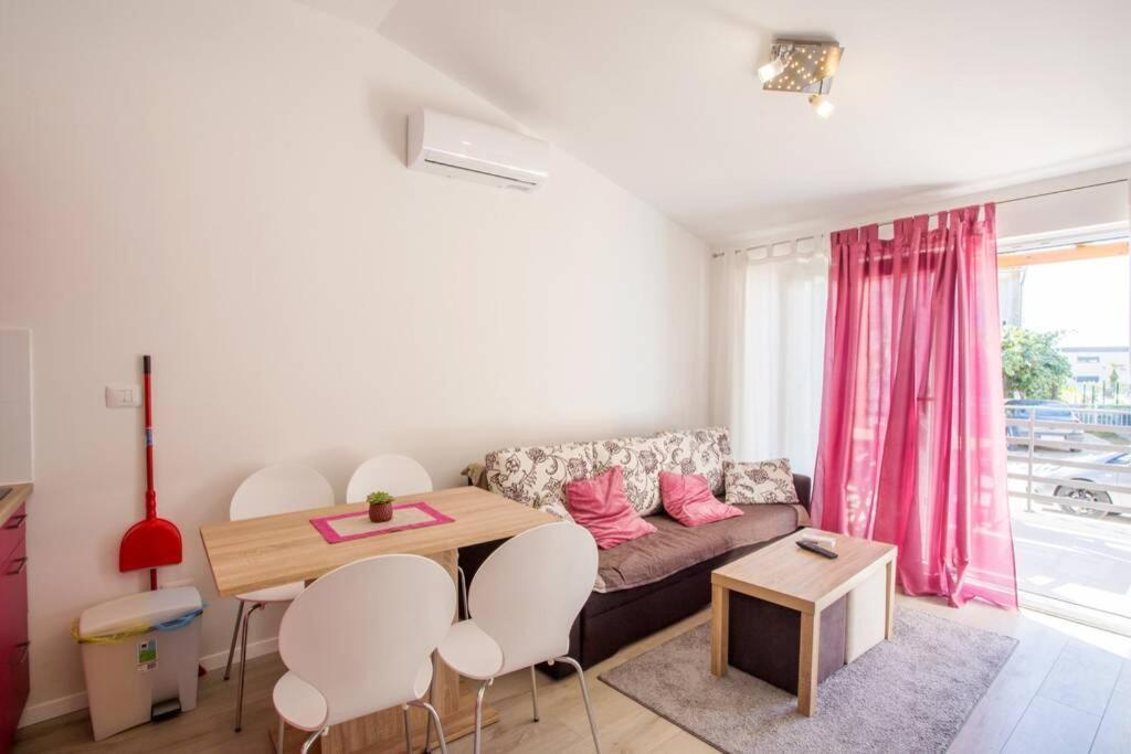 Apartman Cone พูลา ภายนอก รูปภาพ